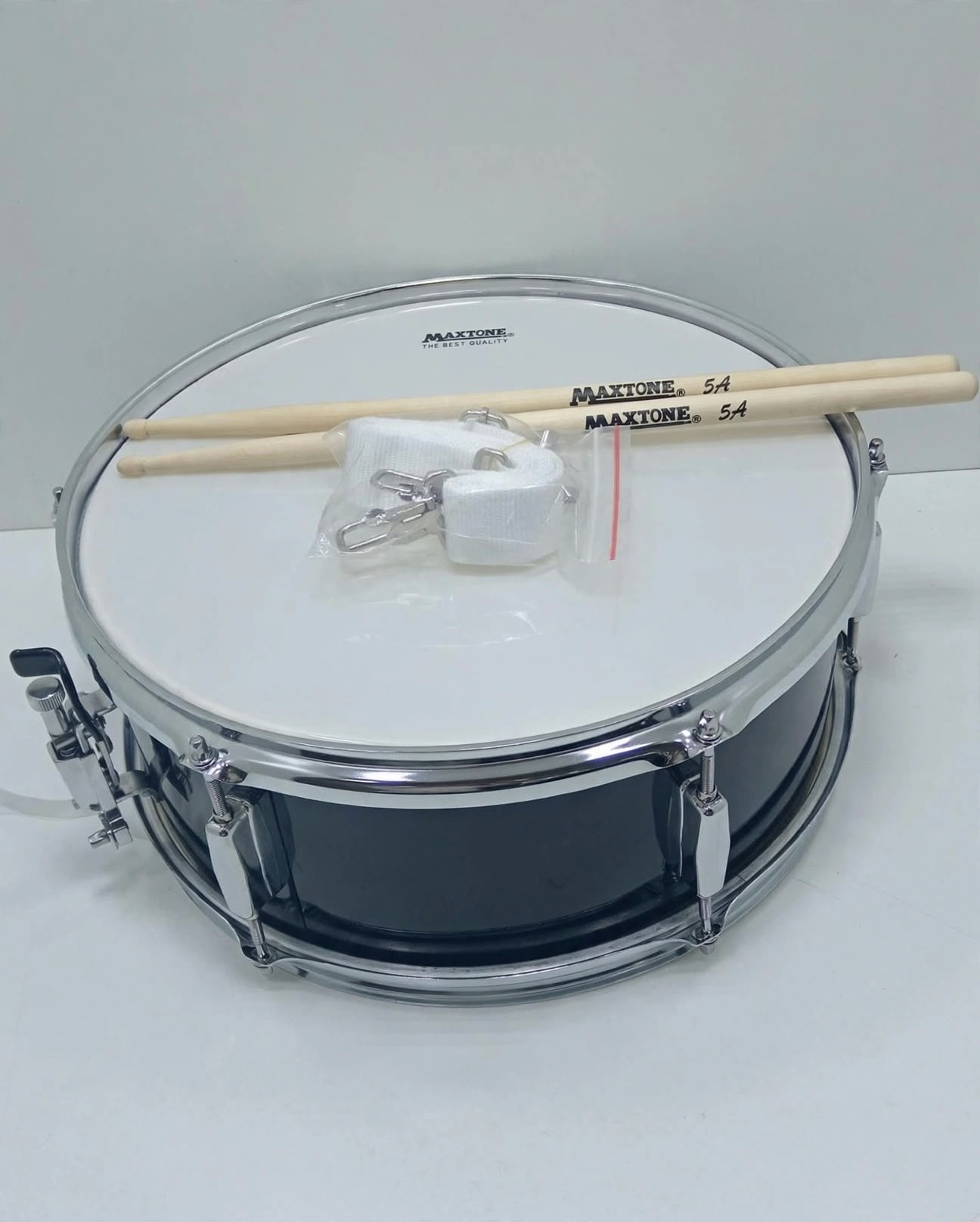 Tambor Redoblante Negro 14" x 5.5" Maxtone - Incluye Correa y Baquetas MX-MSC-145-BK