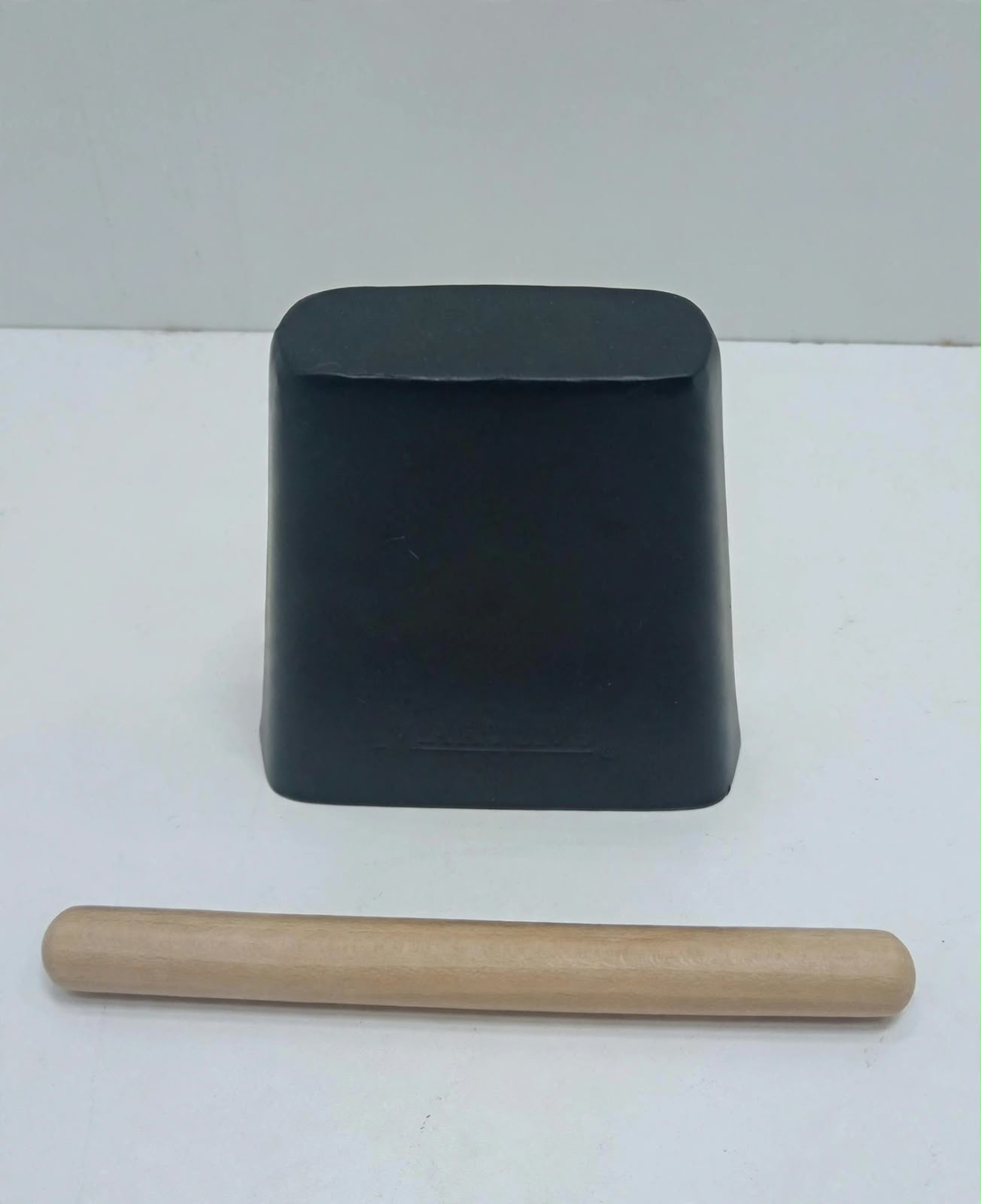 Cencerro de Mano Negro de 4-1/2" con Palo Maxtone
